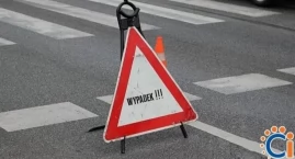 Osobówka uderzyła w naczepę ciężarówki koło Ciechanowa