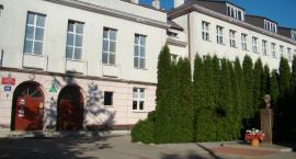 Radny PiS sugeruje indoktrynację polityczną i Tęczowy Piątek w Krasiniaku. Dyrektor odpowiada