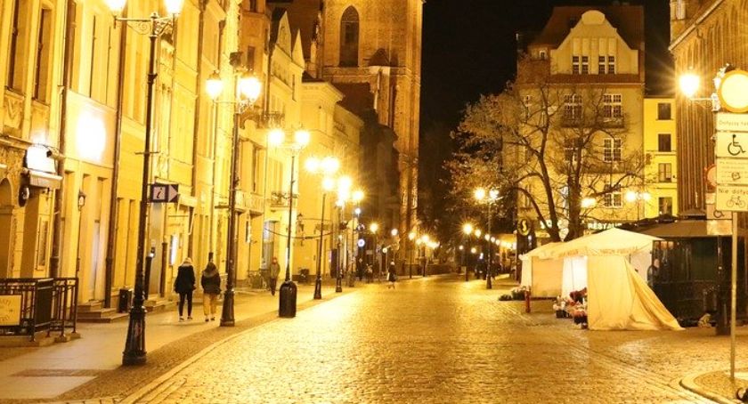 Kradzież na Rynku Staromiejskim w Toruniu. Złodzieje przyłapani na gorącym uczynku