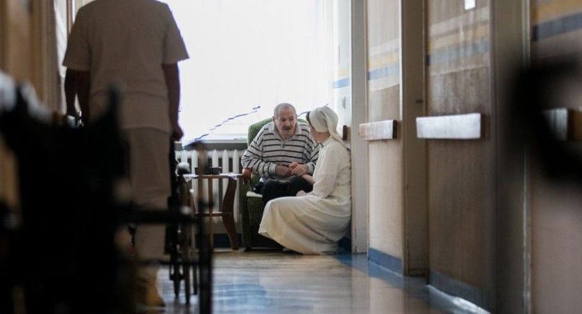 Marszałek przyzna premie dla pracowników, którzy walczą z COVID-19