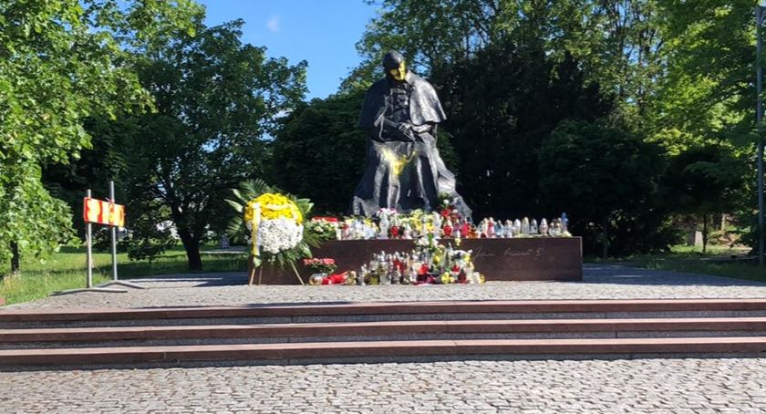 Skandal w Toruniu. Pomnik Jana Pawła II zdewastowany [FOTO]