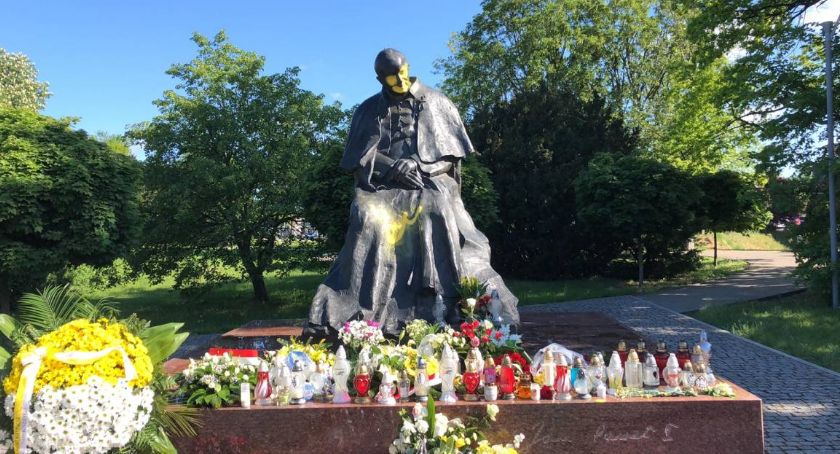 Dewastatorzy pomników w Toruniu w rękach policjantów. Kim są zatrzymani?