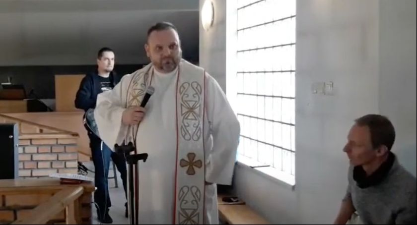 Wzruszające pożegnanie proboszcza z wiernymi. Odchodzi z toruńskiej parafii po 13 latach [WIDEO]
