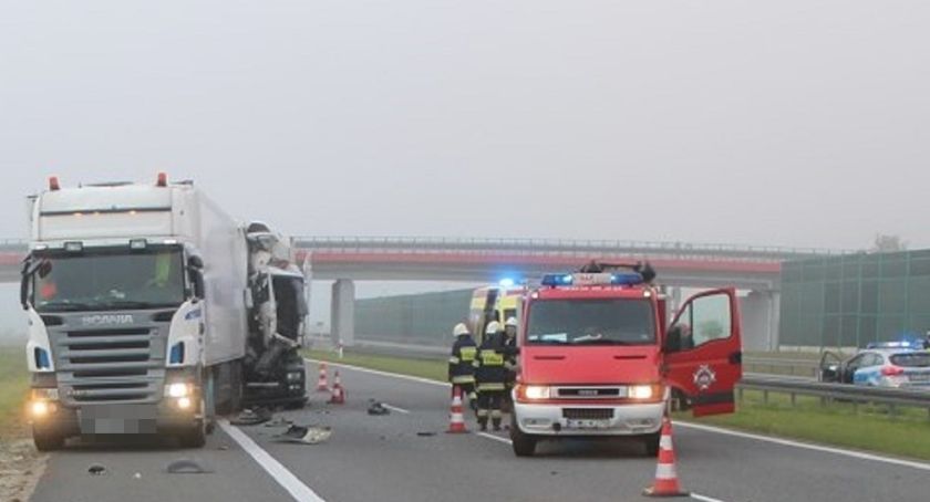 Wypadek ciężarówek na autostradzie A1. Kierowca zasnął za kierownicą...