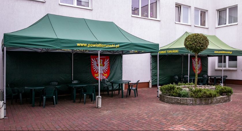 Koronawirus. Na patio Starostwa Powiatowego w Toruniu powstała strefa klienta