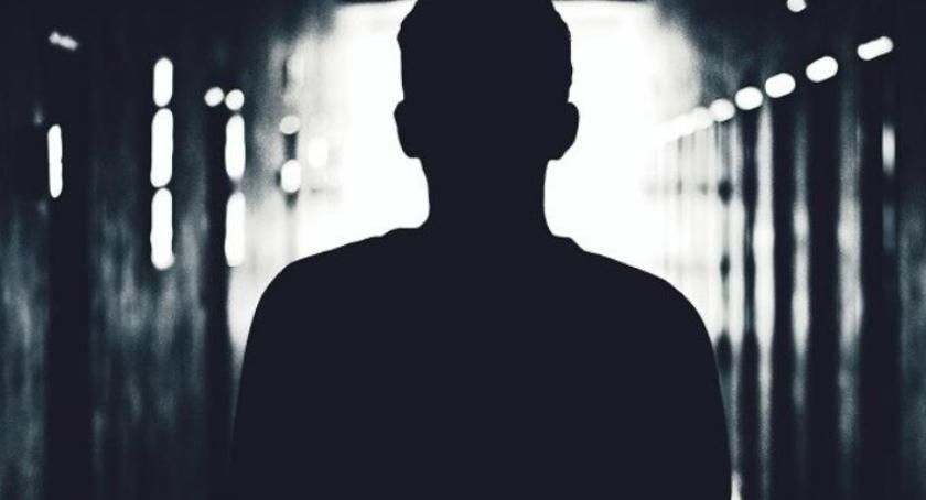 Po Toruniu grasuje zboczeniec?! Oto opis mężczyzny