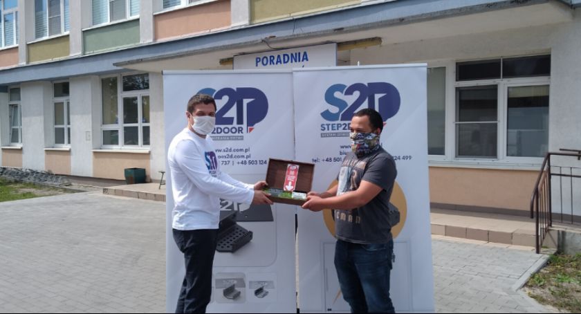 Koronawirus. W szpitalach w Toruniu otworzymy drzwi bez dotykania klamek
