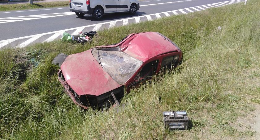 Niebezpieczny wypadek w Czernikowie. Kierowca wypadł z drogi i dachował [FOTO]