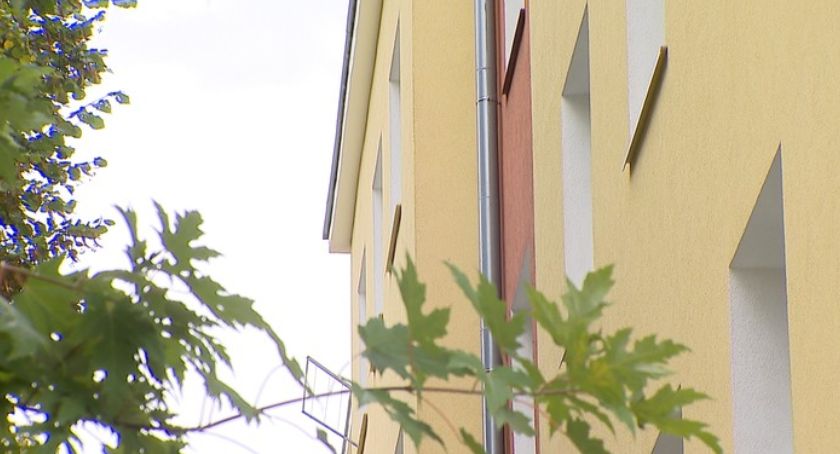 Dramatyczne sceny w Toruniu. Młody mężczyzna wypadł z okna