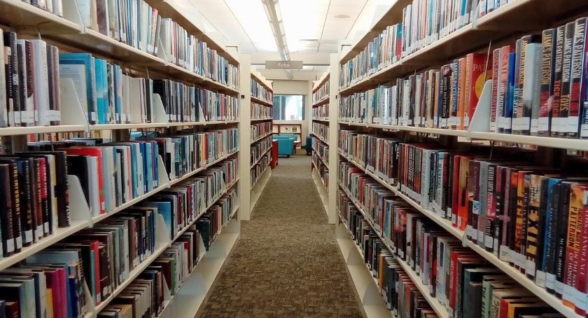 Biblioteka w Łysomicach rezygnuje z papierowych kart i przechodzi na system MAK+
