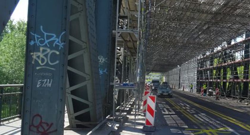 Fragment rusztowania uszkodził auto na „starym” moście. Drogowcy zapowiadają zmiany