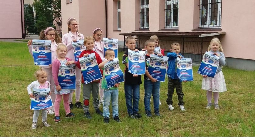 Dzieci, młodzież i lokalna społeczność walczą o wymarzone podwórko. Ty także możesz pomóc