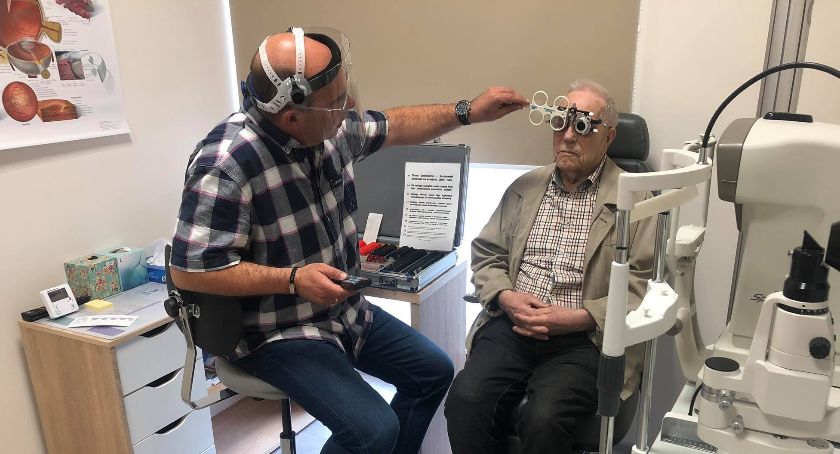 Optometrysta Maciej Karczewski pomógł najstarszemu olimpijczykowi z Torunia