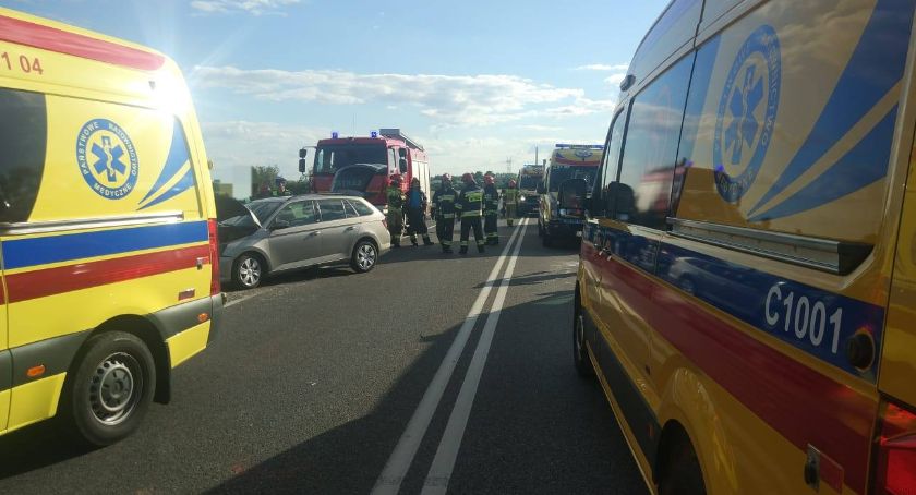 Karambol pod Toruniem. W wypadku uczestniczyła karetka [FOTO]