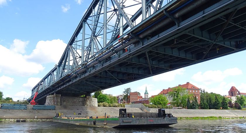 Obiekt pływający pod mostem drogowym w Toruniu