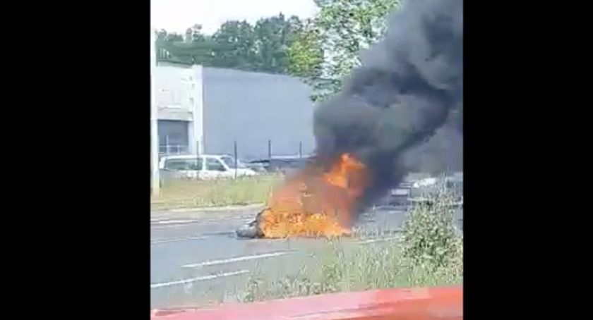 Niebezpieczny wypadek w Toruniu. Płonie motocykl przy ul. Skłodowskiej-Curie [WIDEO]