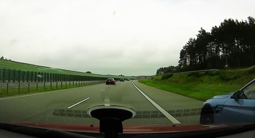 Szokujący manewr na autostradzie A1. „Niektórym spieszy się bardziej niż innym” [WIDEO]