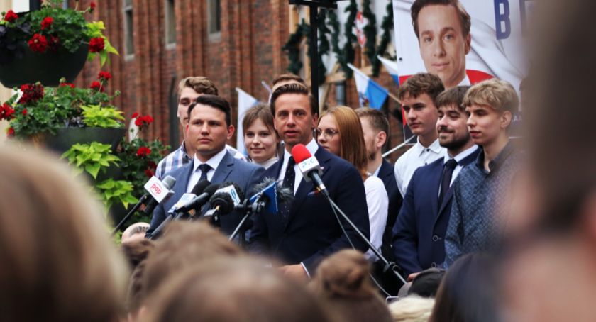 Krzysztof Bosak w Toruniu. Przywitały go tłumy młodych ludzi [FOTO]