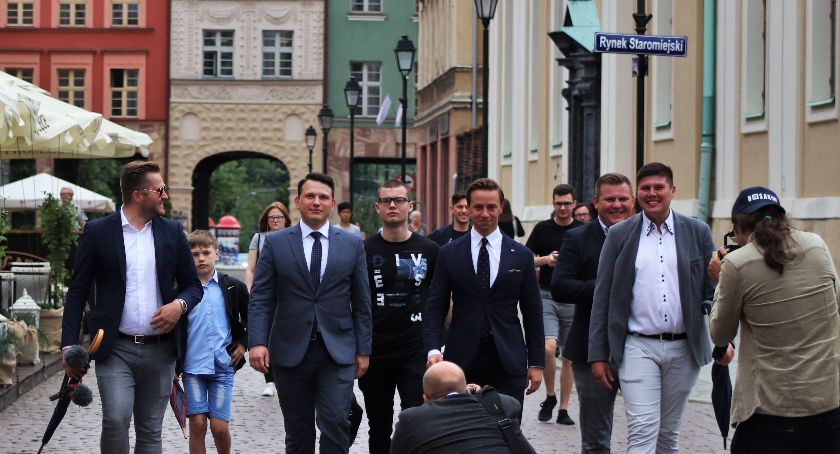 W Toruniu zdewastowano kampanijny bus Krzysztofa Bosaka [FOTO]
