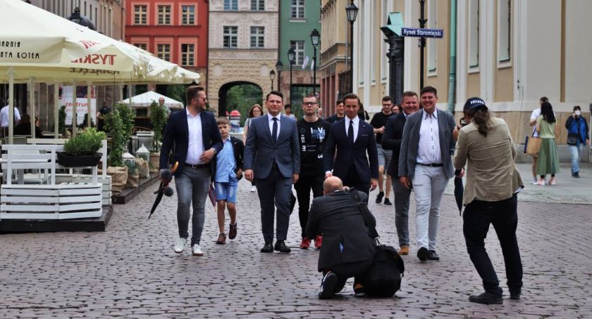 Dewastacja busa Krzysztofa Bosaka w Toruniu. Policja zatrzymała sprawców