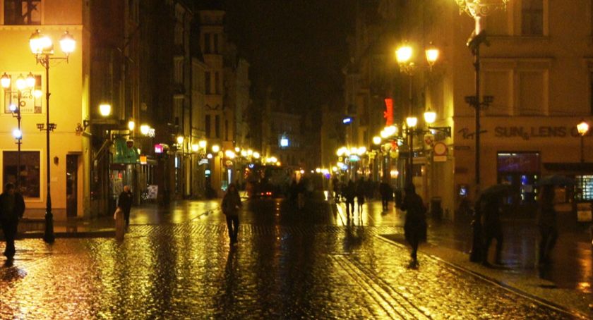 Kompletnie pijany kierowca jechał ulicą Szeroką w Toruniu!