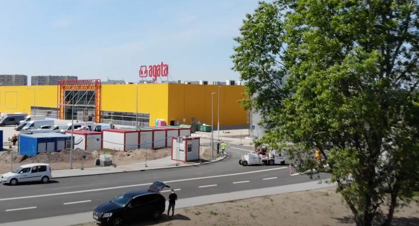 Działki obok powstającego salonu Agata w Toruniu sprzedane za miliony [FOTO]