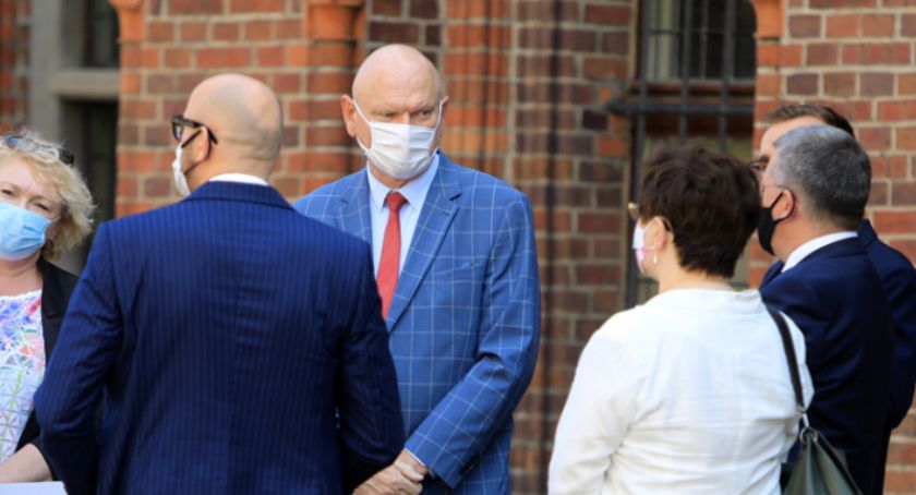 Koronawirus. Prezydent Torunia Michał Zaleski przywrócił niektóre ograniczenia