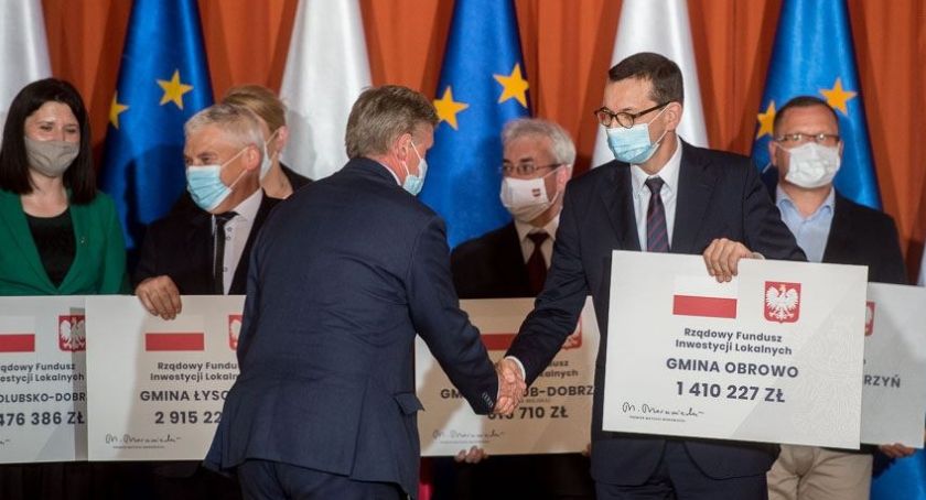 „Czek” na 1,4 mln zł od premiera i nowy wóz strażacki trafiły do gminy Obrowo [FOTO]