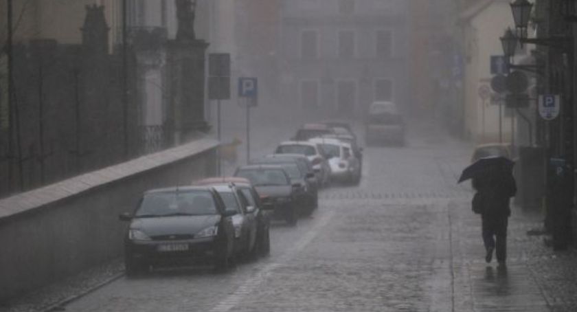 W czwartek w Toruniu będzie intensywnie padać i może zagrzmieć
