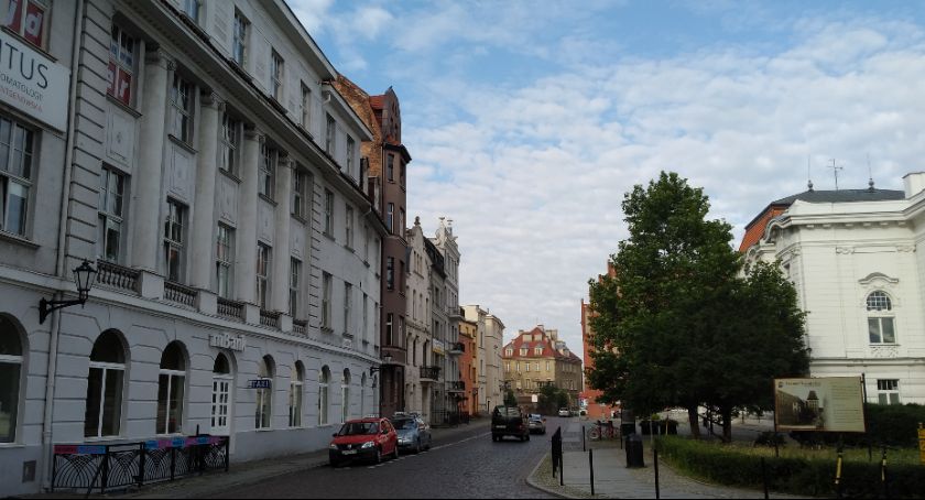 Kamienica w centrum Torunia idzie na sprzedaż. Mieszkał w niej Julian Fałat