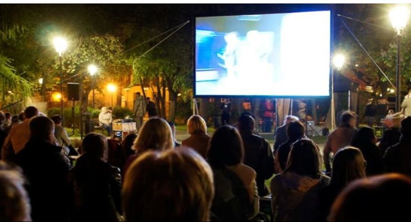 Nad podtoruńskim jeziorem zagości kino plenerowe. Kiedy pierwsze seanse?