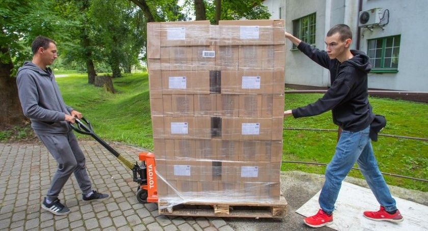 Urząd Marszałkowski rozpoczął dystrybucję 2 milionów maseczek