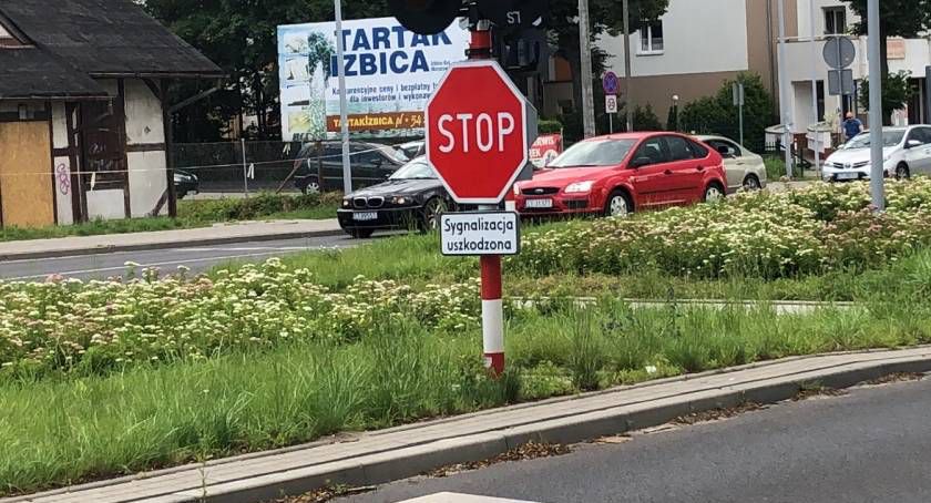 Znak STOP zamiast sygnalizacji. Powoduje niebezpieczne zachowania kierowców