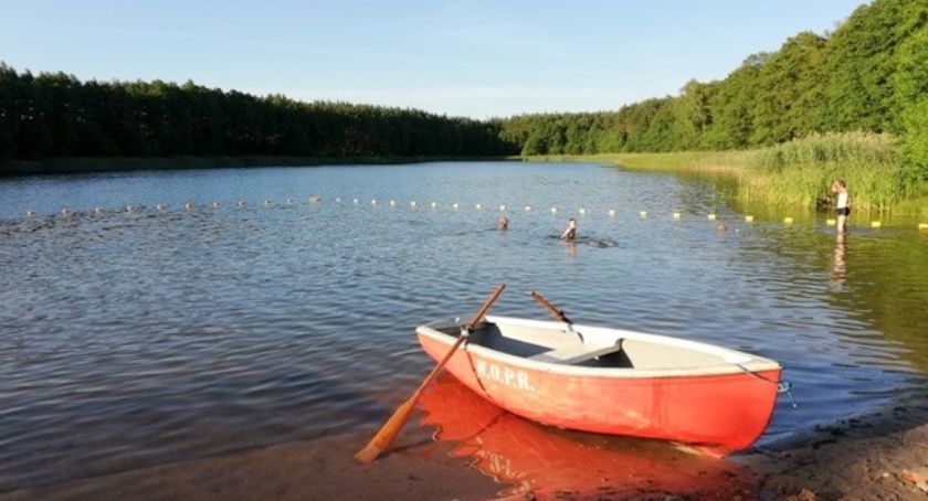 Akcja ratunkowa pod Toruniem. Dwóch nastolatków topiło się w jeziorze