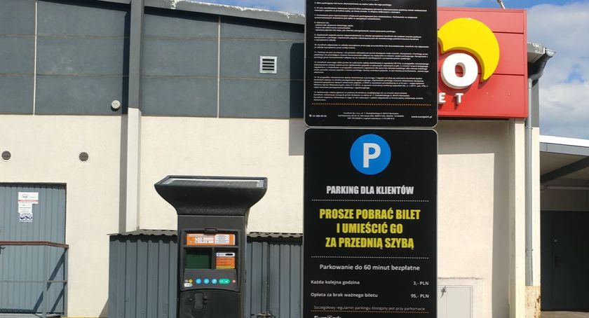 Mieszkańcy muszą płacić za parking przy Polomarkecie. Miasto zapowiada interwencję