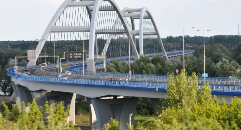Dramatyczne chwile na moście drogowym w Toruniu