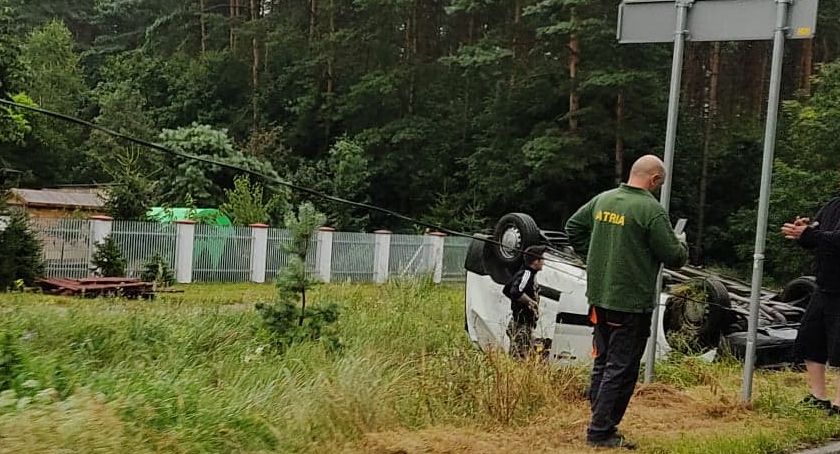 Niebezpieczny wypadek o poranku w Toruniu. Doszło do dachowania [FOTO]
