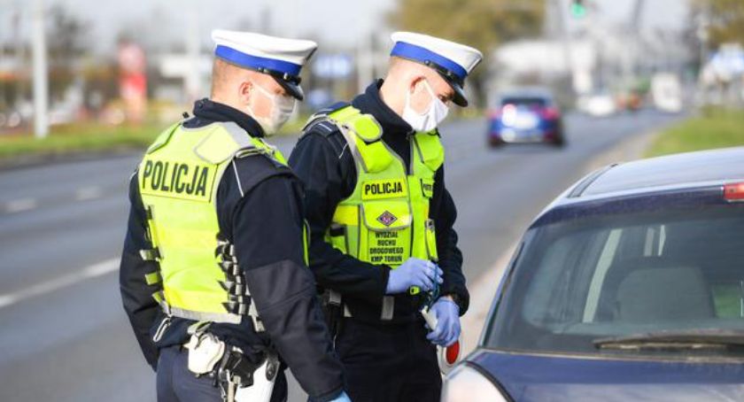 Pijany i naćpany kierowca zatrzymany przez drogówkę z Torunia. Wręczył policjantom ogromną łapówkę…