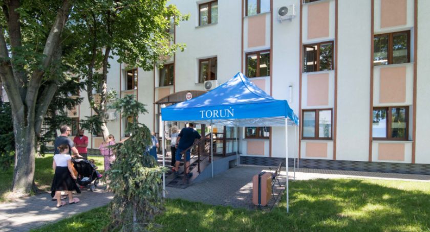 Koronawirus. Przed budynkami Urzędu Miasta pojawiły się charakterystyczne namioty