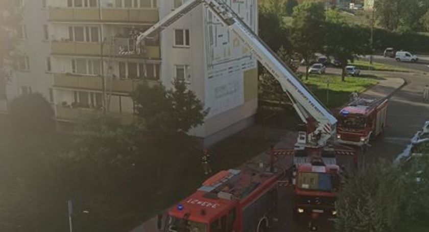 Pożar na balkonie wieżowca na osiedlu Na Skarpie w Toruniu [WIDEO]