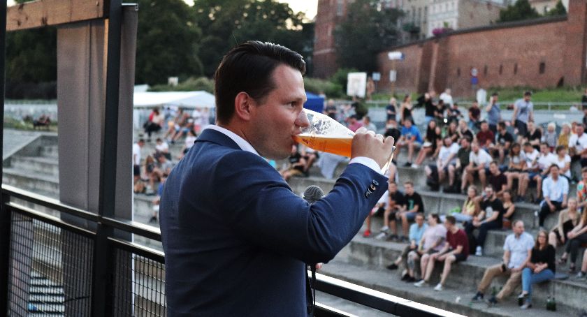 Sławomir Mentzen spotkał się ze swoimi sympatykami na piwie w Toruniu [FOTO]
