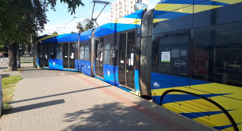 Tramwaj wyskoczył z szyn i wjechał na chodnik [FOTO]