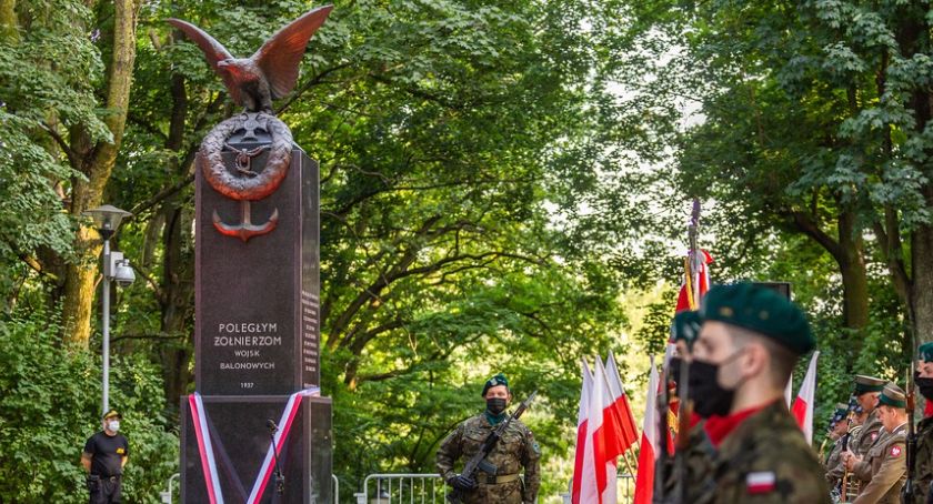 Pomnik wojsk balonowych wrócił do parku na Bydgoskim Przedmieściu