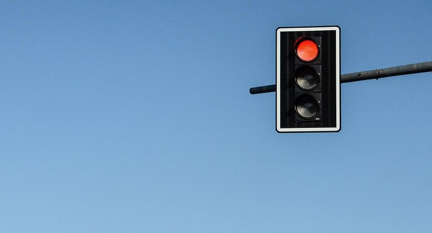 Nerwowy początek tygodnia w Toruniu. Dlaczego nagle zgasła sygnalizacja świetlna?