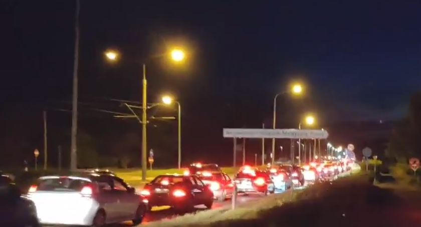 Auto Skyway Festival. Ogromny korek przy wjeździe na lotnisko [WIDEO]