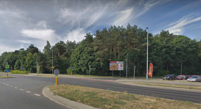 Potrącenie rowerzysty w Toruniu. Mężczyzna trafił do szpitala