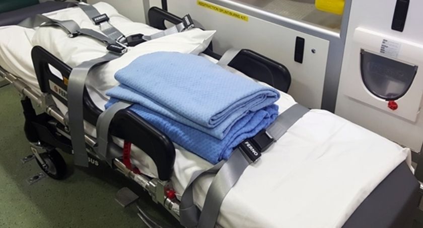 Poważny wypadek na Bulwarze Filadelfijskim. 33-latek uderzył tyłem głowy o chodnik