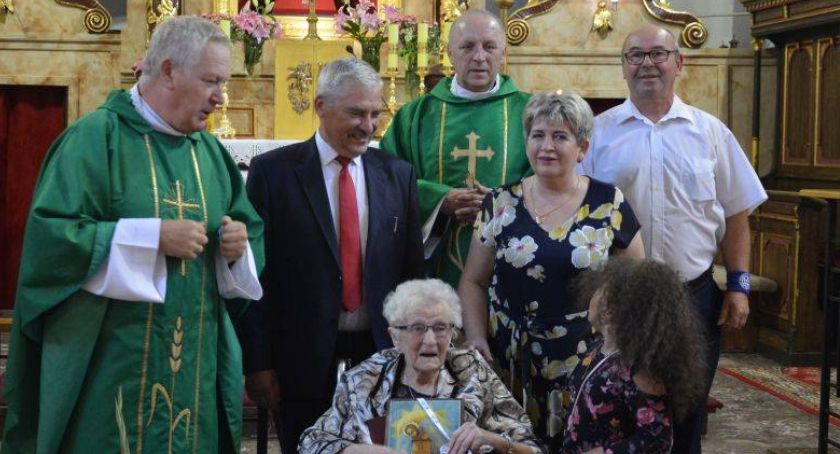 Stuletnia Maria Gronowska została uhonorowana przez władze gminy Łysomice