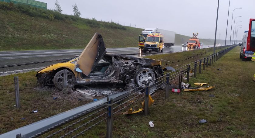 Lamborghini w ogniu. Wypadek luksusowego auta pod Toruniem [FOTO]