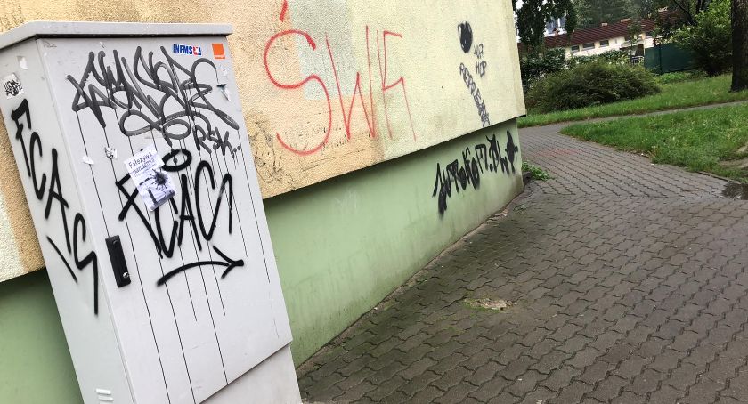 Koronawirus. W Toruniu pojawiły się plakaty, które budzą kontrowersje wśród mieszkańców